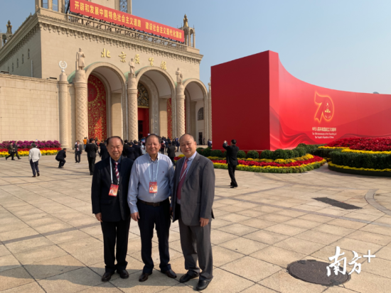 陈祖健(右一)等侨领一同参观“伟大历程 辉煌成就——庆祝中华人民共和国成立70周年大型成就展”。(受访者供图)