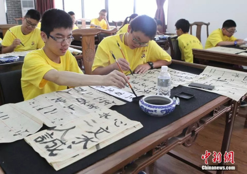资料图：华裔青少年学写汉字。周毅 摄