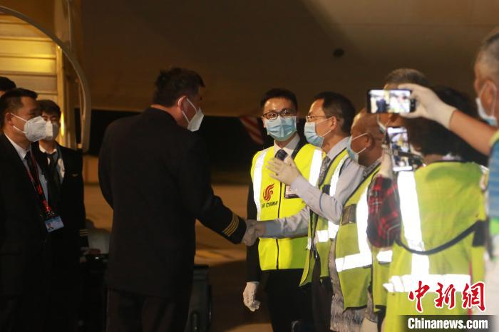 中国侨网图为中国驻德班总领事费明星4日晚间在机场欢迎机组成员。　王曦　摄