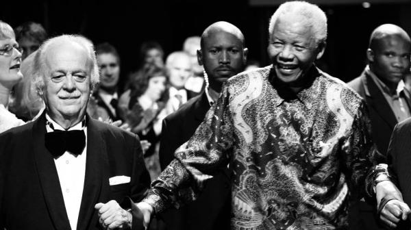 南非为“宪法建筑师”乔治·比索斯举行国葬
