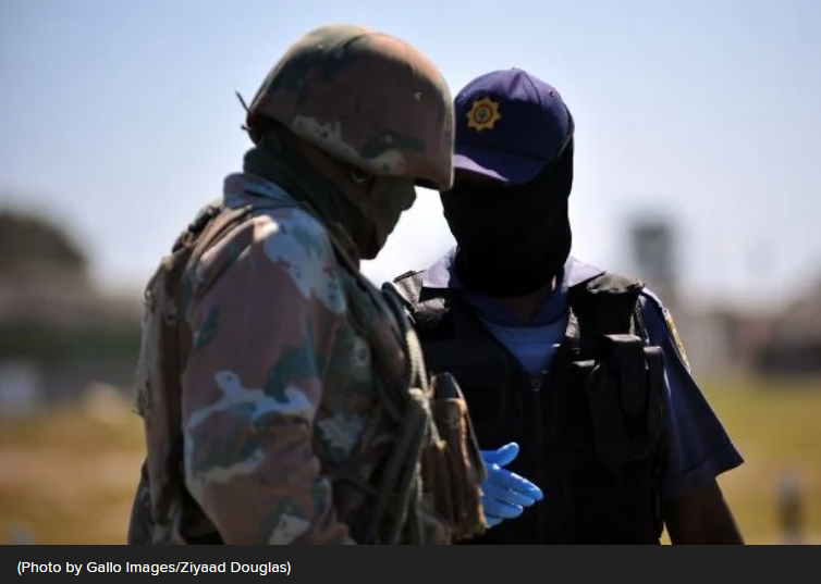 南非国防军士兵射伤一名没有戴口罩的林波波人