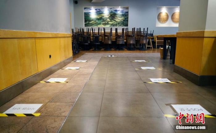 资料图：9月1日，韩国首尔市钟路区一家连锁咖啡厅内，桌椅全被搬空，地上贴有提示，要求等待取餐人员间隔1米以上。
<a target='_blank' href='http://www.chinanews.com/'>中新社</a>记者 曾鼐 摄