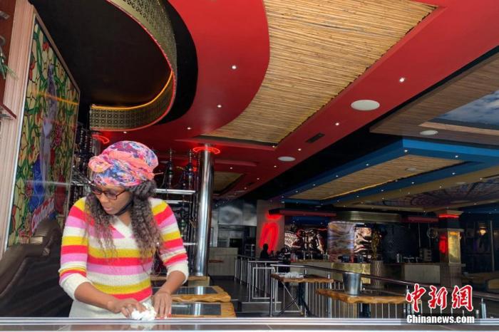 资料图：当地时间8月18日，南非约翰内斯堡一知名酒吧店员正在为重新营业做准备。中新社记者 王曦 摄