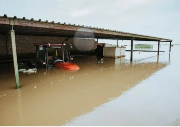自由州省洪水过后，农民被迫乘坐汽船‘旅行’
