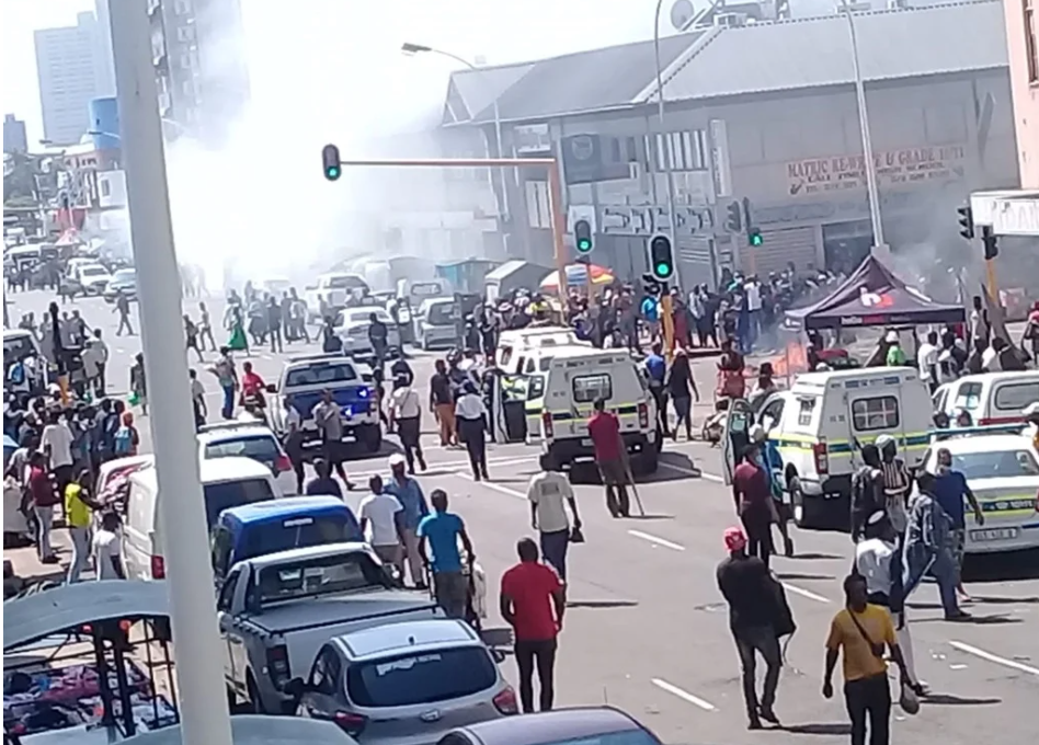 外籍公民再次遭遇排外袭击，德班市中心的商店被汽油炸毁