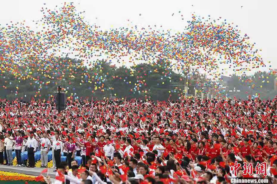 资料图：7月1日上午，庆祝中国共产党成立100周年大会在北京天安门广场隆重举行。图为庆祝大会现场放飞气球。<a target='_blank'  data-cke-saved-href='http://www.chinanews.com/' href='http://www.chinanews.com/'>中新社</a>记者 韩海丹 摄

