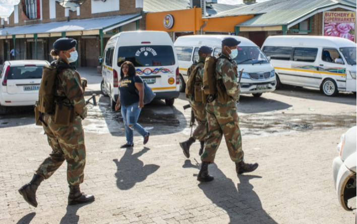 南非企业在大范围的骚乱中遭到抢劫和破坏——军队已出动