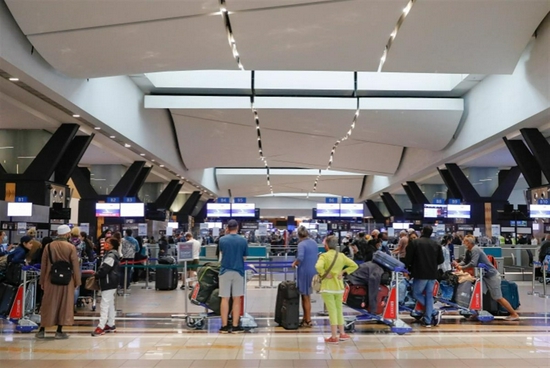 旅客在约翰内斯堡机场等待离开 图片来源：法新社