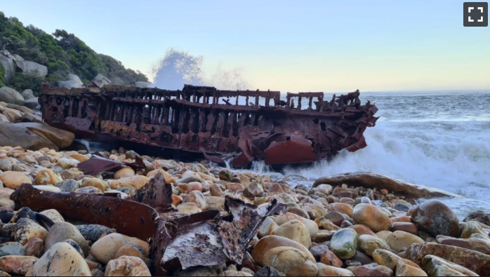 0年前的沉船被巨浪掀起！开普敦海岸多了一道风景线"
