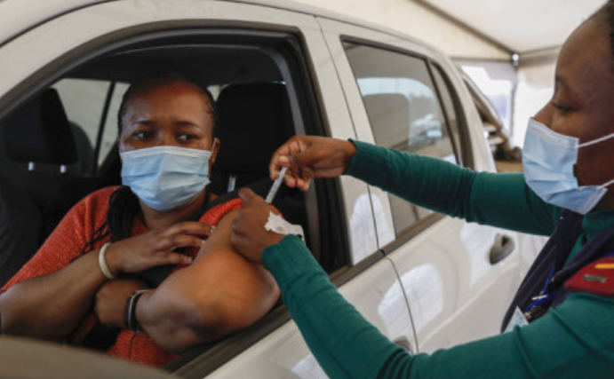 南非成人COVID-19疫苗接种已经接近一半