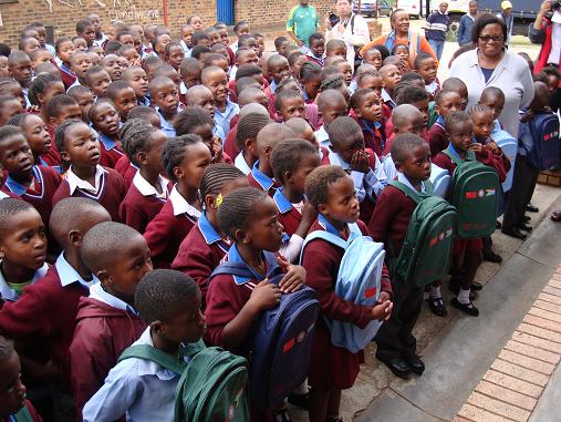 约堡侨界向南非索维托贫困家庭捐赠物品